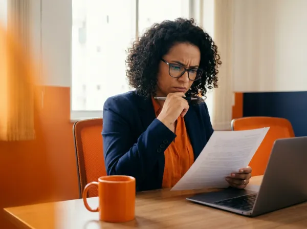 Empresária lendo com atenção a proposta de uma agência de criação de sites
