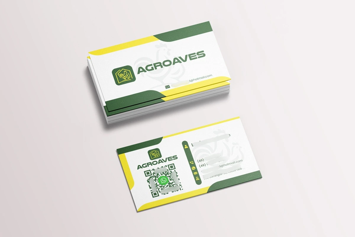 Mockup de cartões de visitas da empresa Agroaves exibindo o design corporativo em tons de verde e amarelo com QR Code para agronegócio.