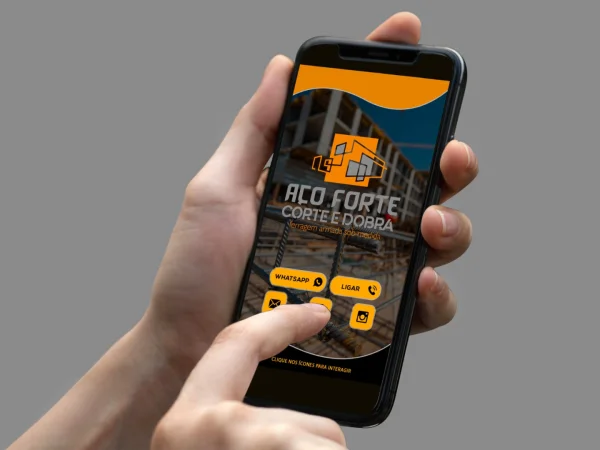 Mão segurando smartphone que exibe o design de um cartão digital interativo da empresa Aço Forte Corte e Dobra para o ramo de construção civil.
