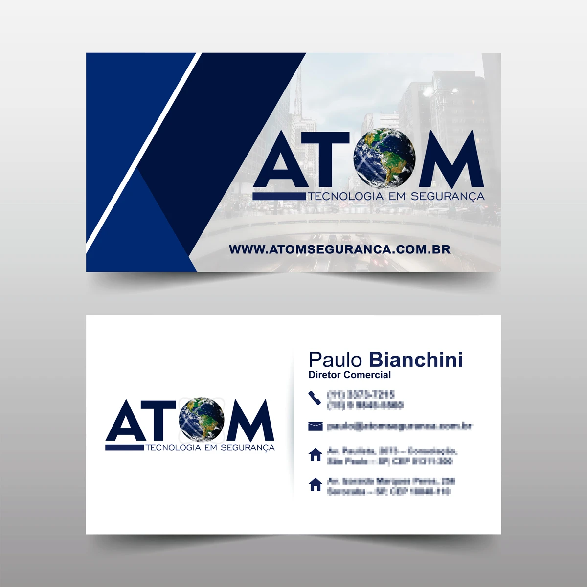 Cartão de visitas frente e verso da empresa Atom Tecnologia em Segurança com design azul marinho e logo de globo terrestre.