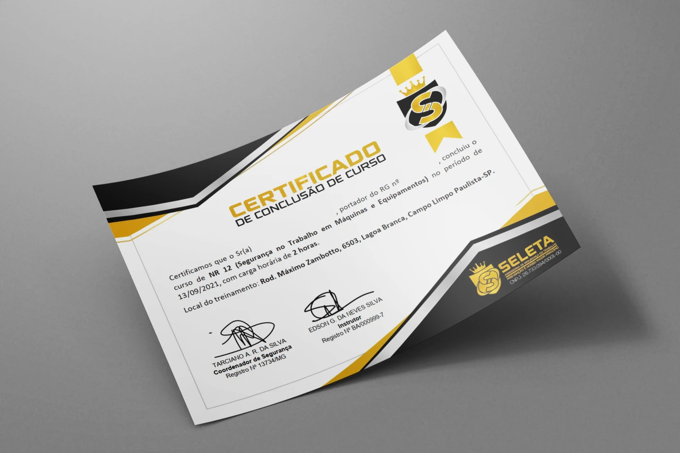Mockup de certificado de conclusão de curso para empresa Seleta Segurança do Trabalho com design moderno em amarelo e preto.