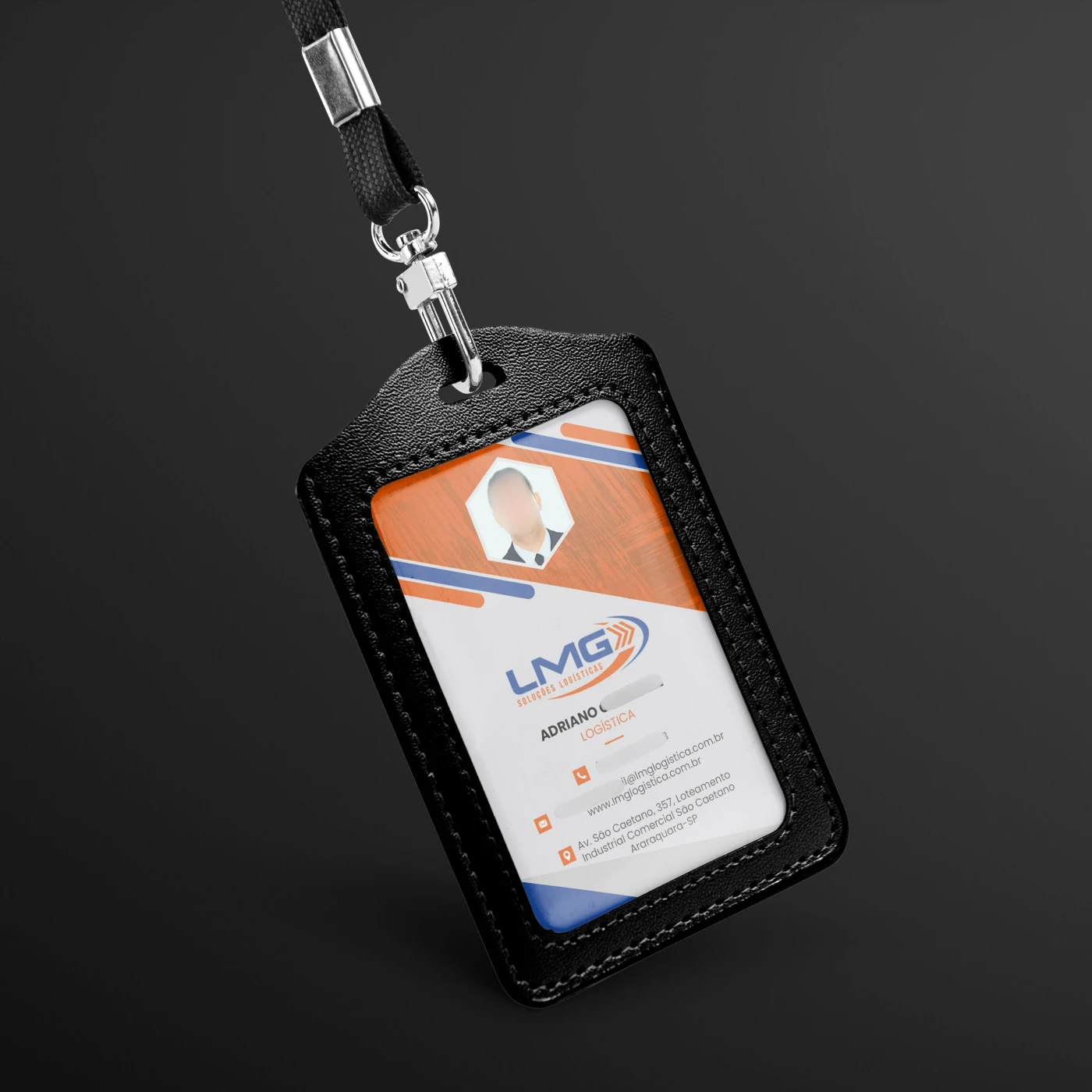 Mockup de crachá corporativo da LMG Logística em porta-crachá de couro preto com cordão.