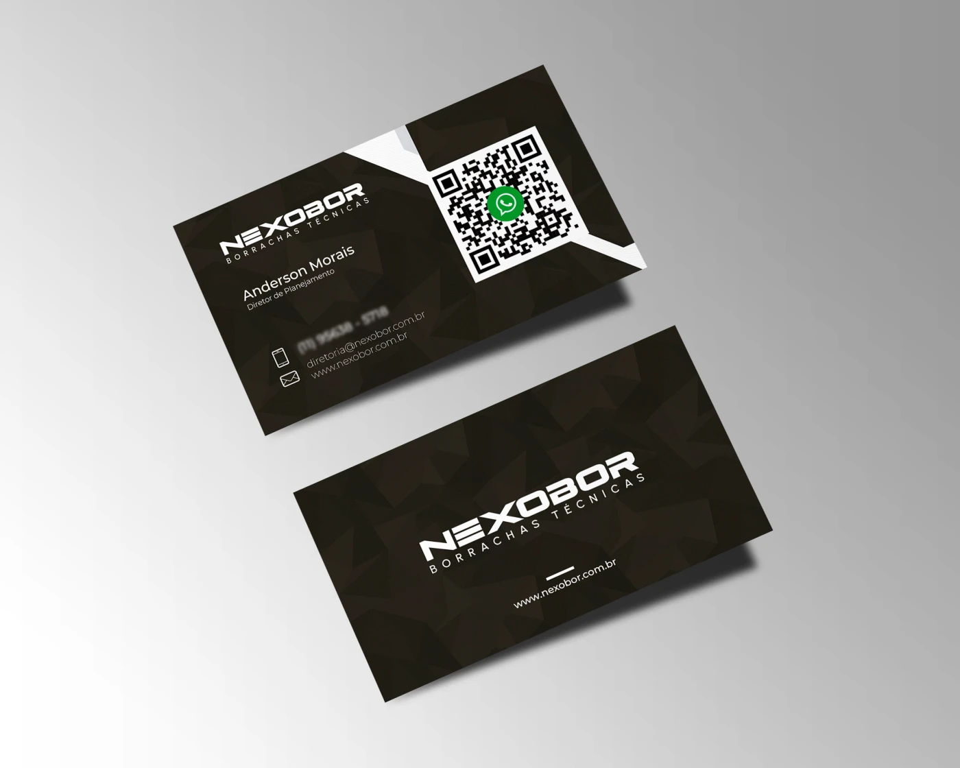 Design de cartão de visitas para indústria Nexobor com fundo escuro texturizado e QR Code integrado.