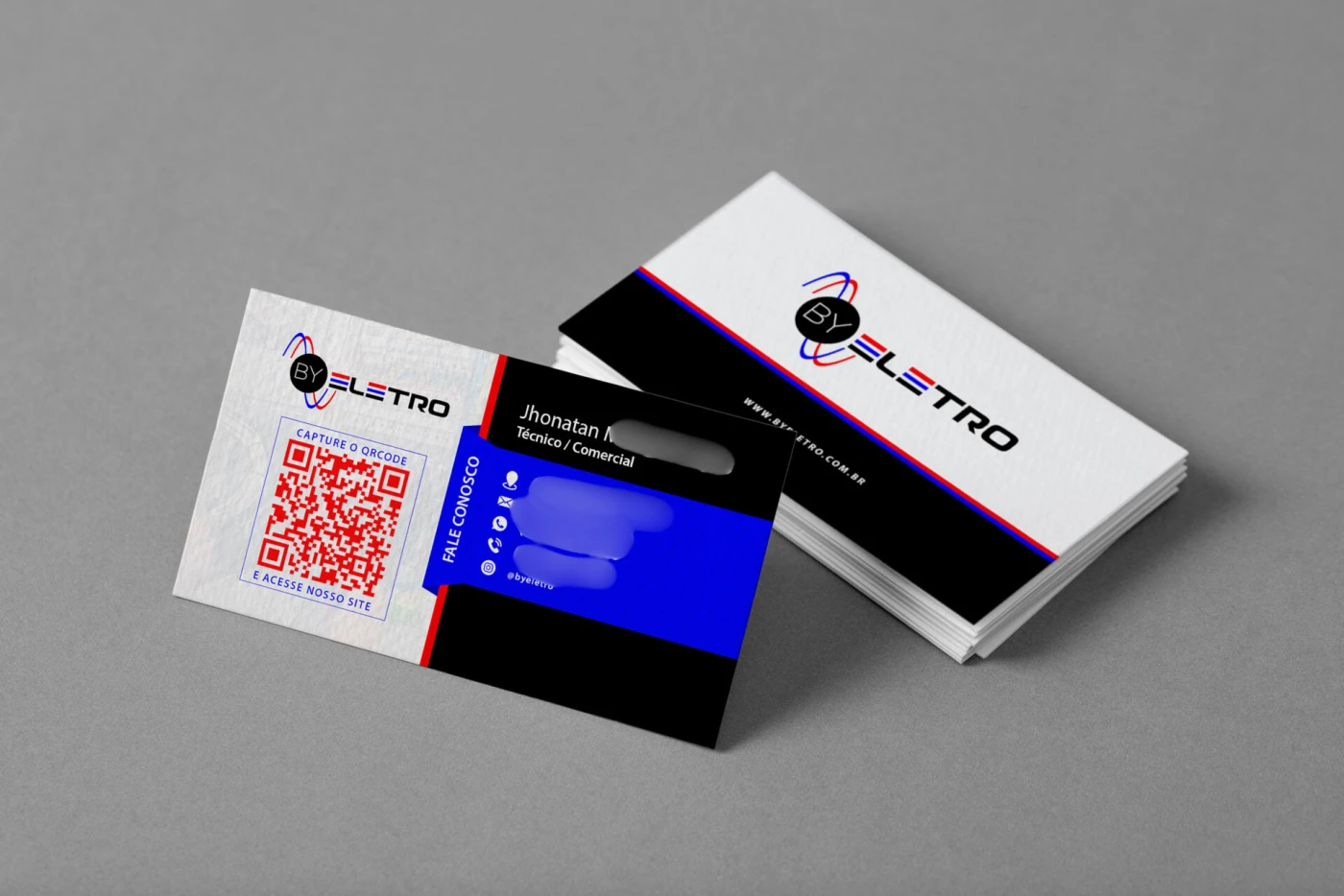 Mockup de cartões de visita profissionais da By Eletro com logotipo e QR Code estratégico.