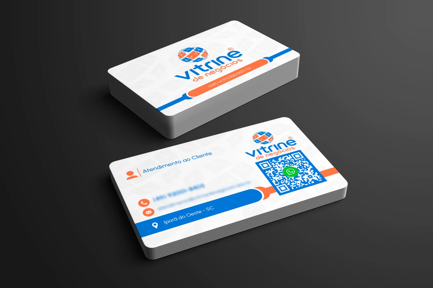 Mockup de cartões de visita empilhados da empresa Vitrine de Negócios, com design azul e laranja e QR Code no verso.