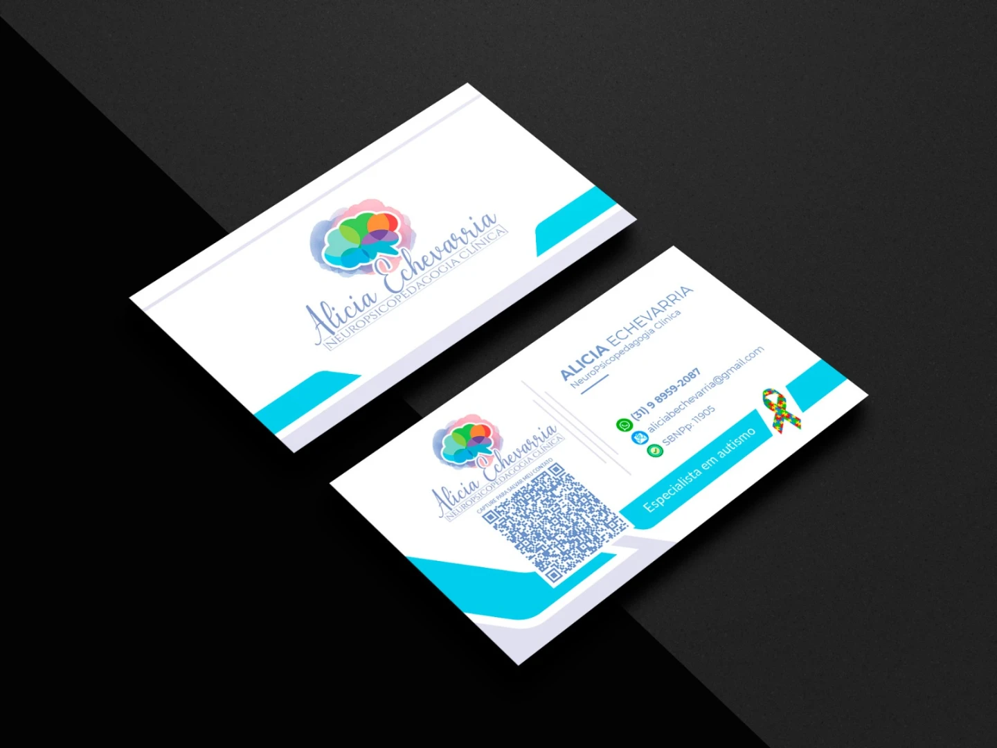 Mockup profissional exibindo a frente e o verso do cartão de visita da neuropsicopedagoga Alicia Echevarria com QR code e laço do autismo.