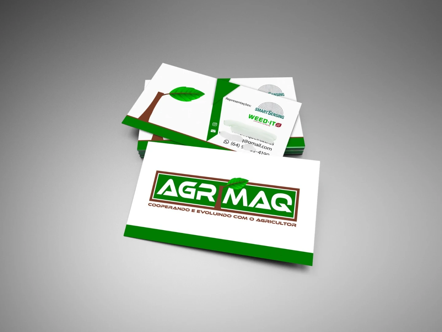 Mockup de cartão de visitas para agronegócio da empresa AGR MAQ mostrando design com detalhes em verde e marrom.