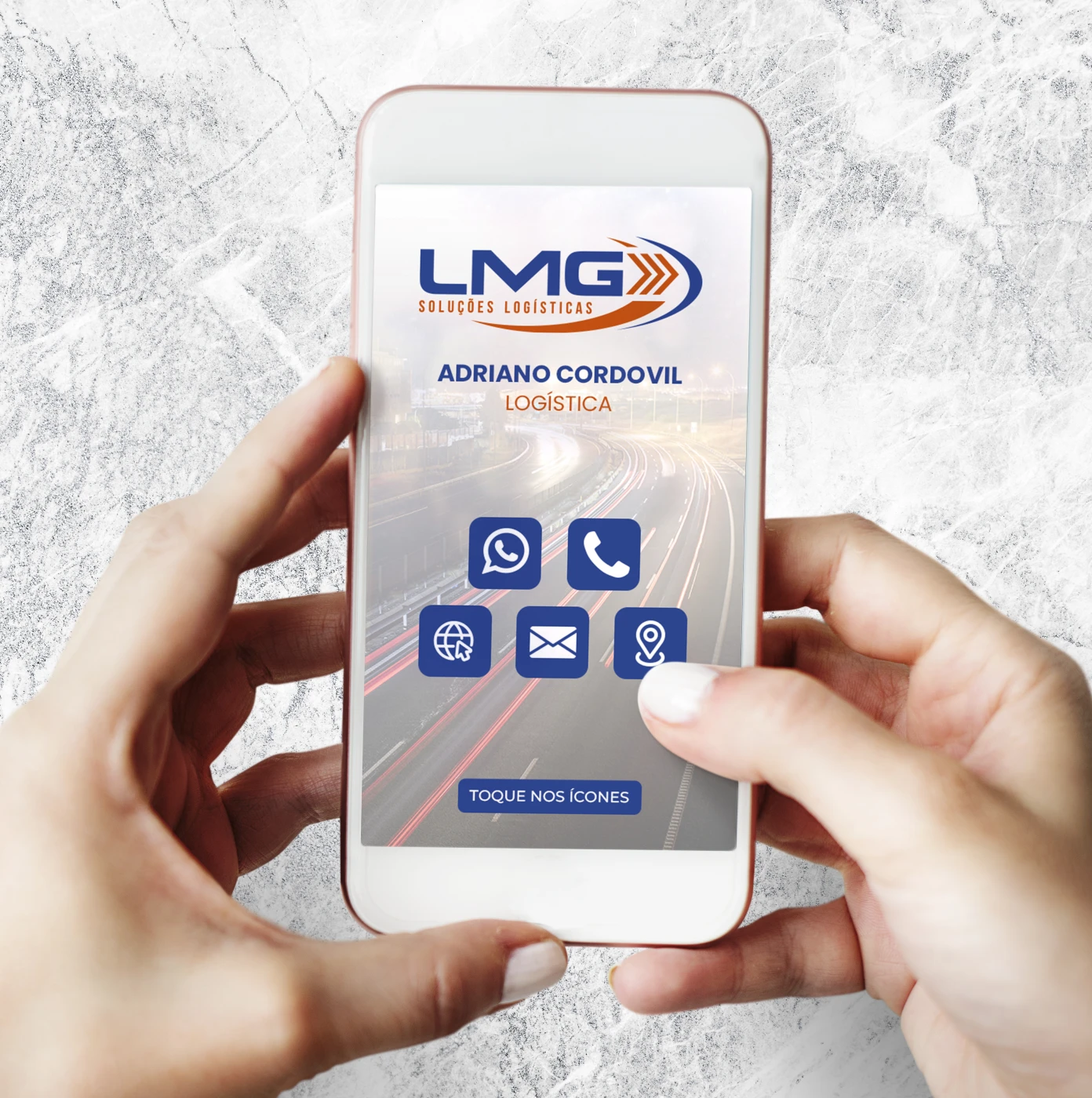 Mão segurando smartphone exibindo cartão digital interativo da LMG Logística com ícones de contato.