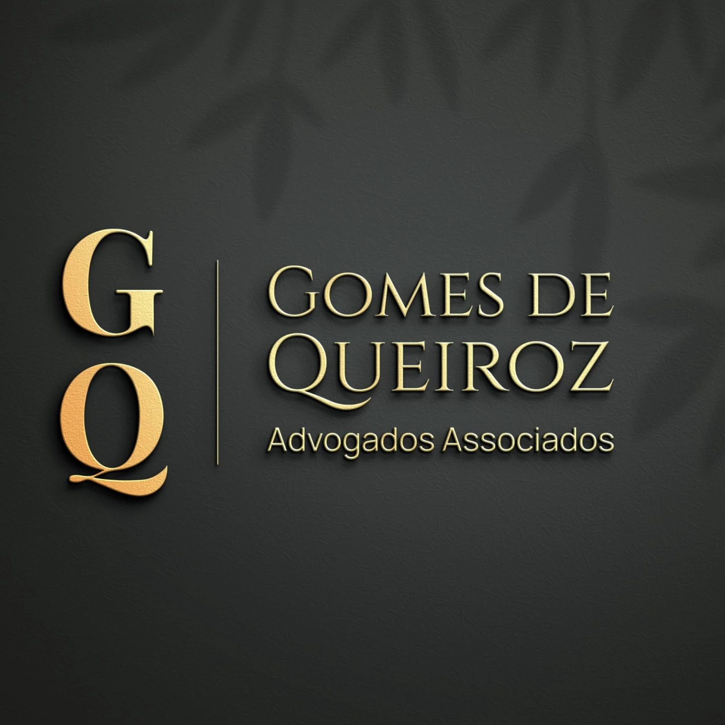 Logo dourado em relevo com o monograma GQ para o escritório Gomes de Queiroz Advogados Associados