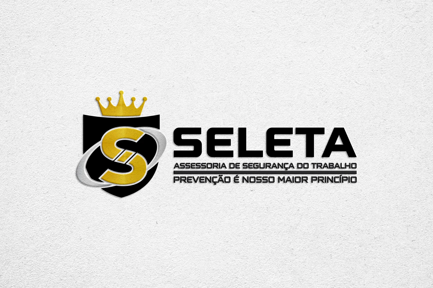 Logotipo da Seleta Assessoria de Segurança do Trabalho com brasão preto, coroa dourada e tipografia moderna.