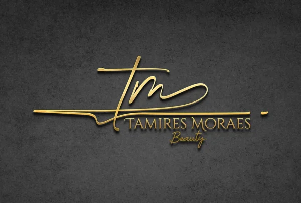 Logomarca dourada em relevo para Tamires Moraes Beauty sobre fundo cinza escuro.