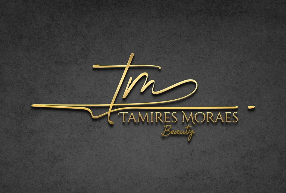 Logomarca dourada em relevo para Tamires Moraes Beauty sobre fundo cinza escuro.