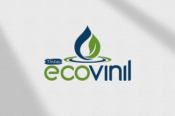 Logotipo moderno da EcoVinil Tintas apresentando um símbolo de gota d'água integrada a uma folha verde sobre ondas concêntricas, destacando a criação de logo ecológica.