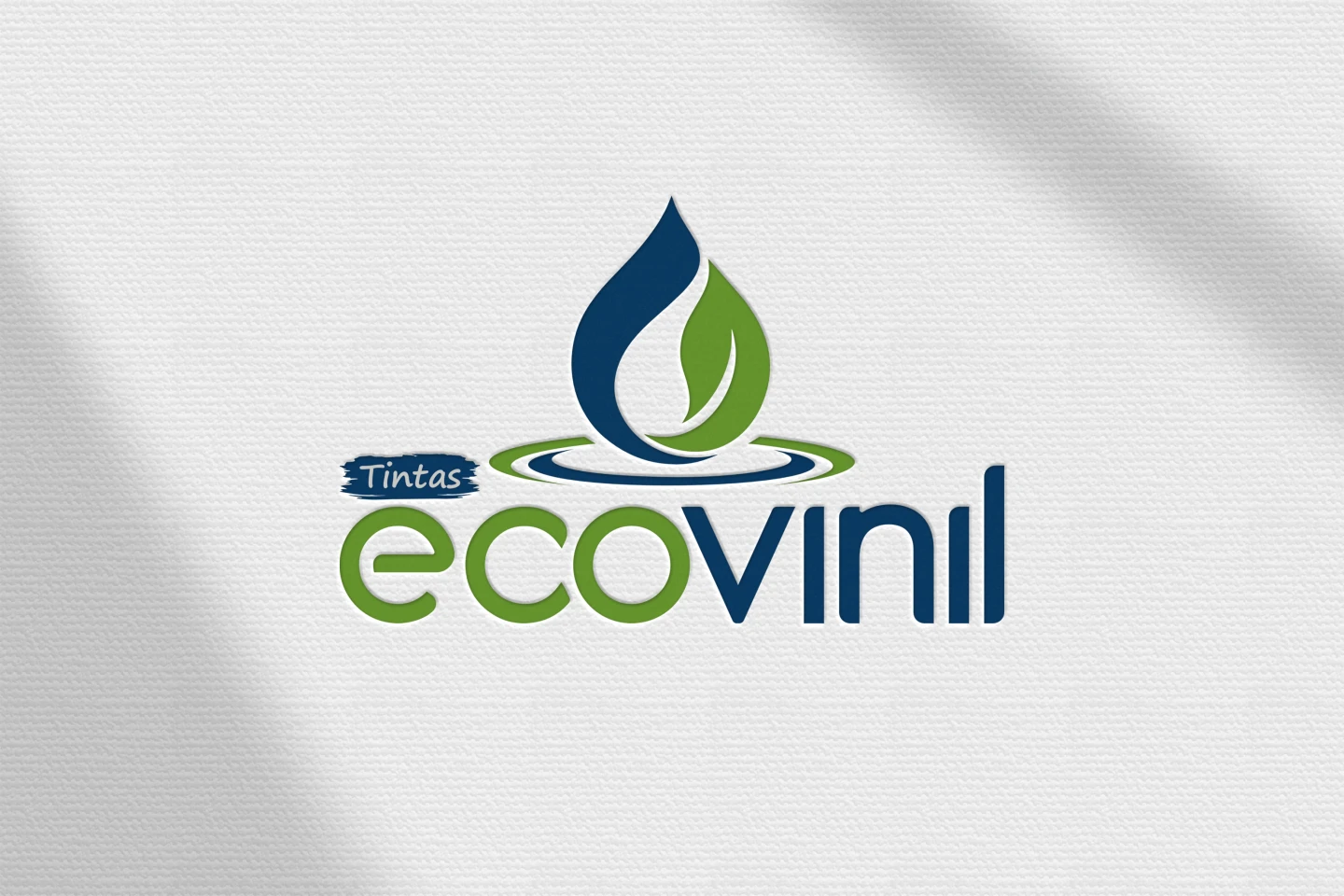 Logotipo moderno da EcoVinil Tintas apresentando um símbolo de gota d'água integrada a uma folha verde sobre ondas concêntricas, destacando a criação de logo ecológica.