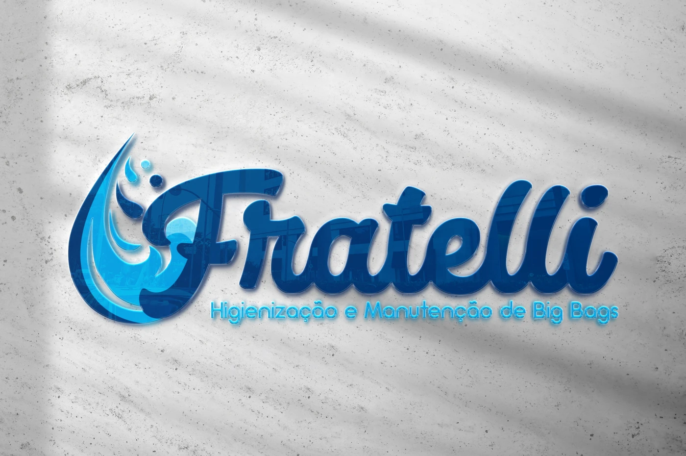 Logotipo Fratelli Bags com efeito 3D em tons de azul aplicado sobre parede de concreto com sombras de folhagens.
