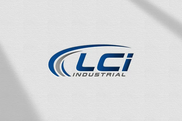 Logotipo LCI Industrial com tipografia moderna em tons azul e prata sobre textura clara — Criação de logo para indústrias