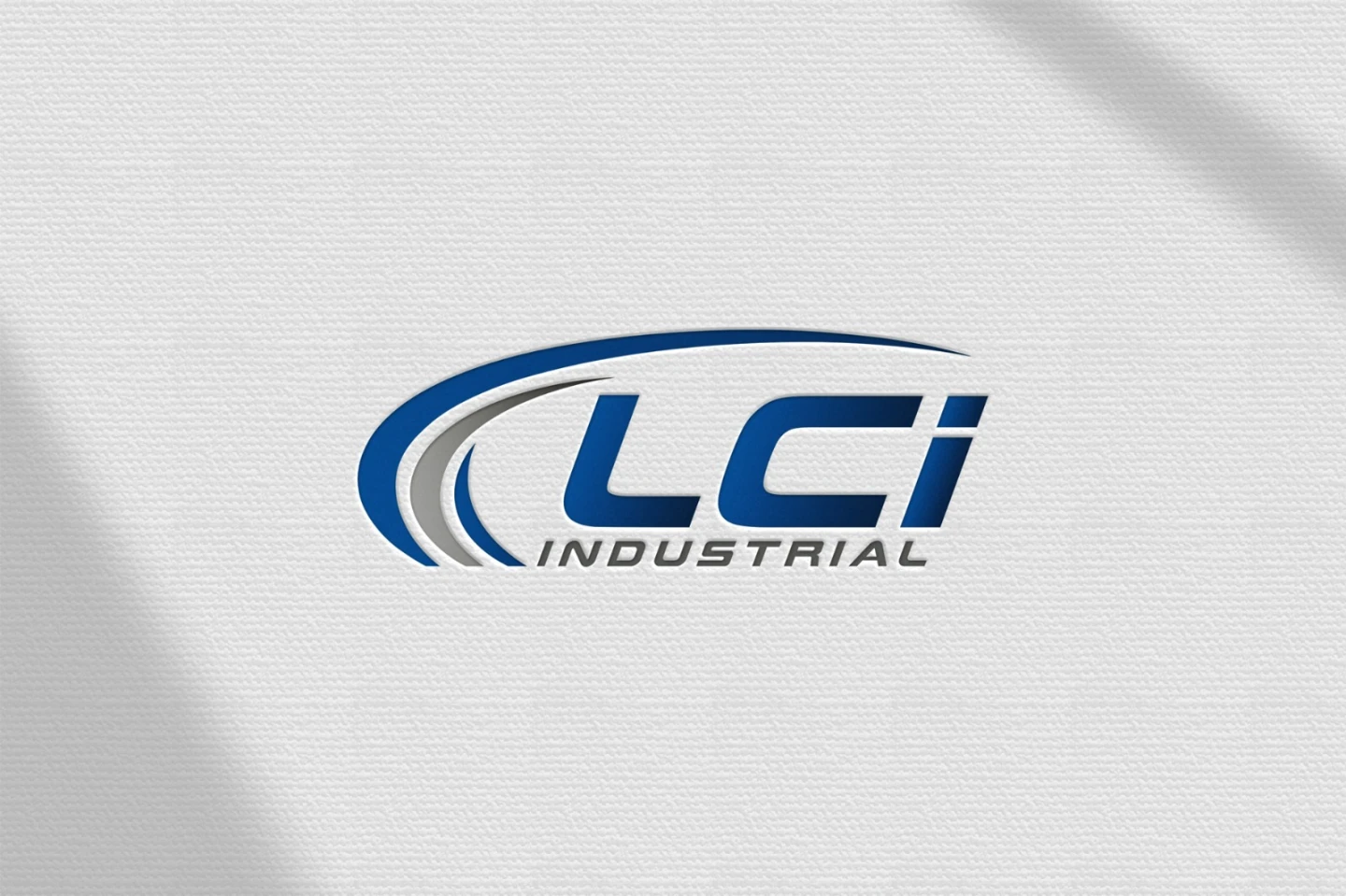 Logotipo LCI Industrial com tipografia moderna em tons azul e prata sobre textura clara — Criação de logo para indústrias