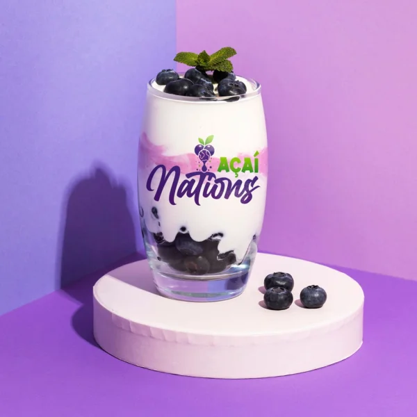 Aplicação prática de logotipo profissional em copo de vidro através do serviço de criação de logo para açaiteria Açaí Nations.
