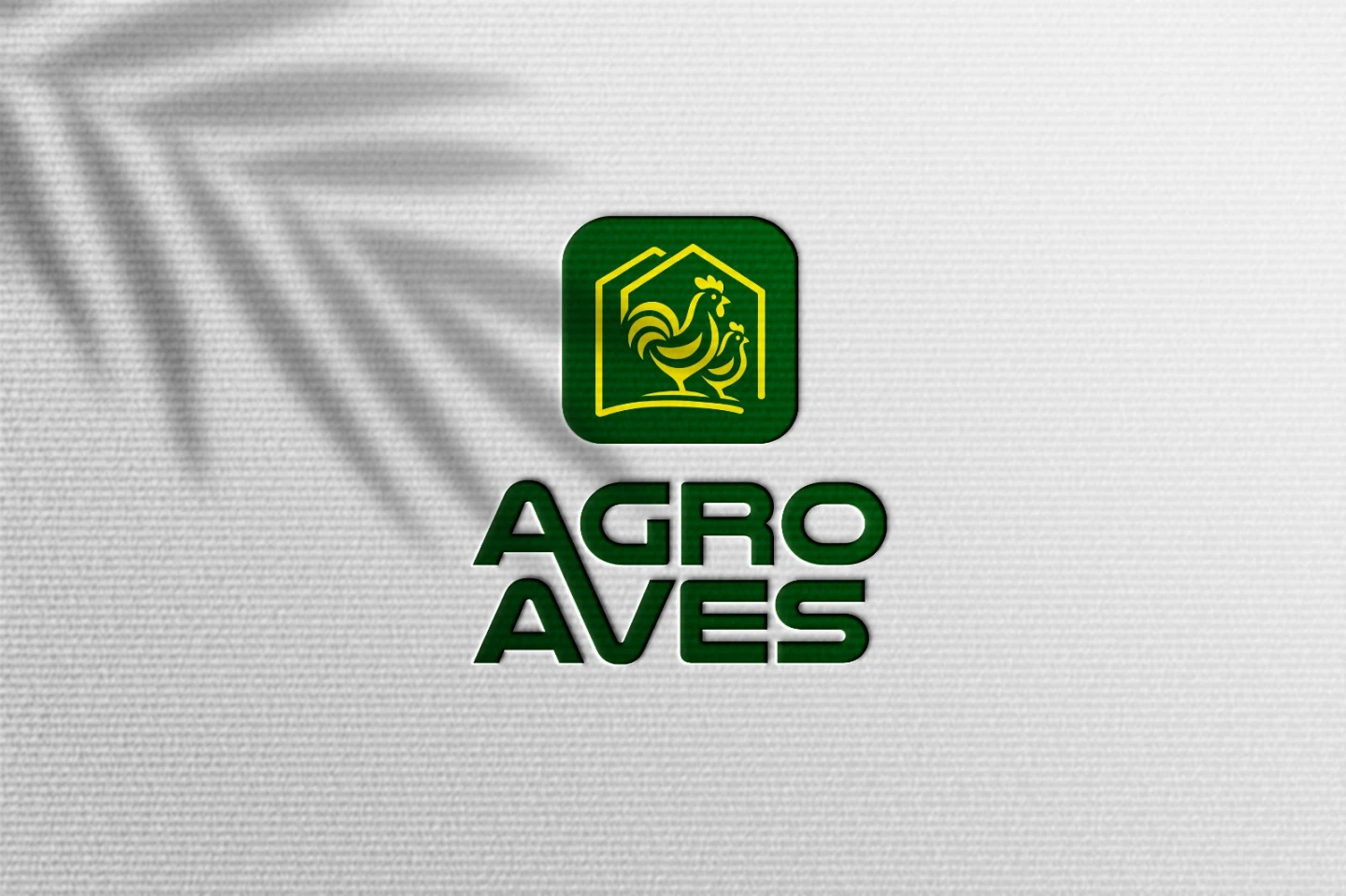 Logotipo moderno do projeto Agro Aves para o setor de criação de logo para agronegócio, exibindo as silhuetas de um galo e uma galinha amarelos dentro de uma estrutura em fundo verde.