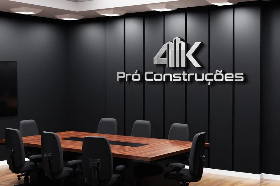 Logotipo Pró Construções em relevo cromado aplicado sobre painel ripado preto em sala de reuniões.