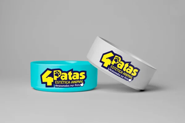Mockup de comedouros cerâmicos azul e branco exibindo a criação de logo para estética animal 4 Patas.
