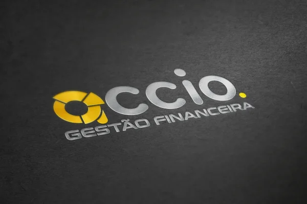 Logotipo metalizado escovado da Accio Gestão Financeira aplicado sobre textura cinza escura, destacando símbolo geométrico em amarelo ouro e tipografia moderna.