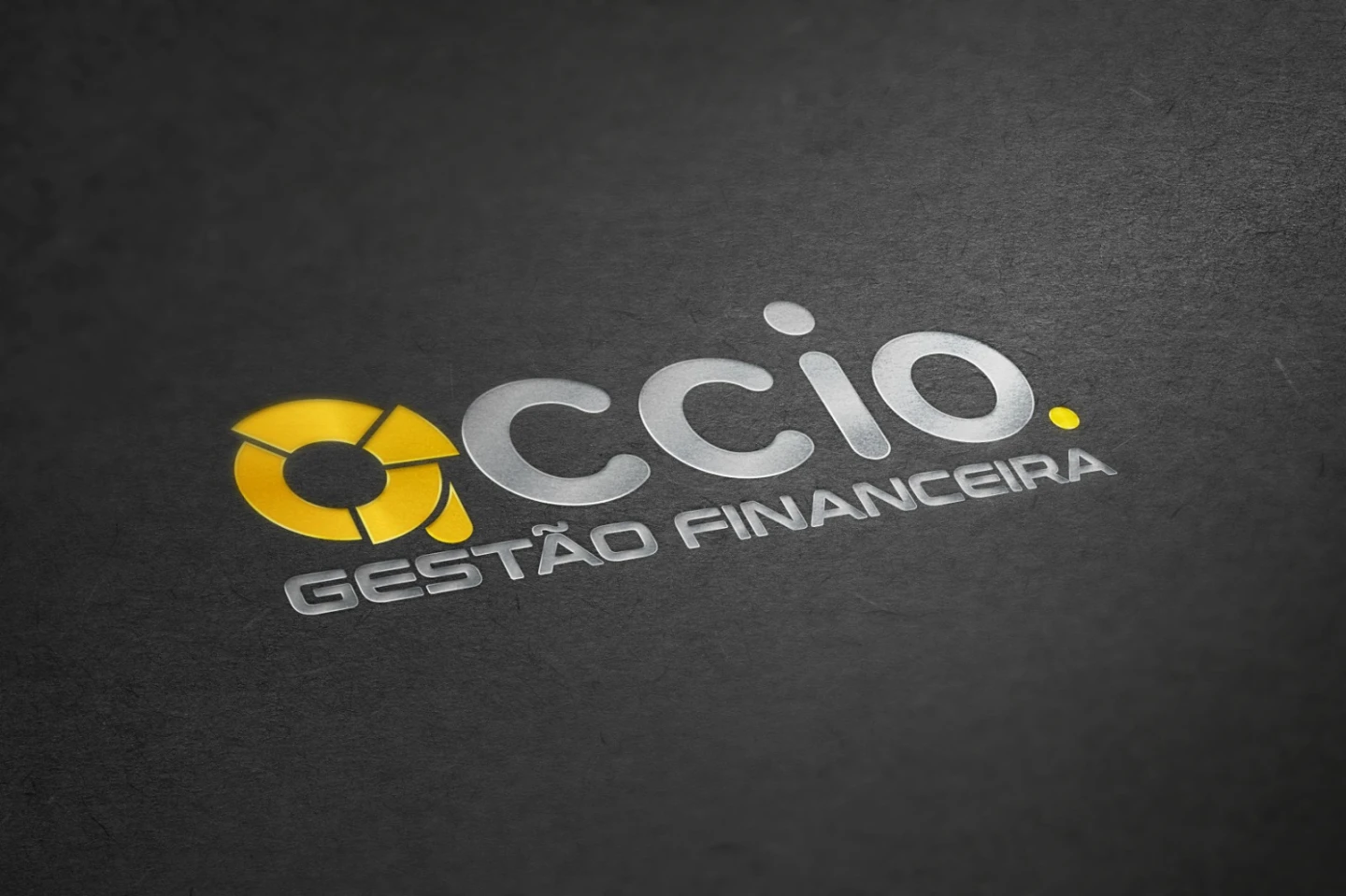 Logotipo metalizado escovado da Accio Gestão Financeira aplicado sobre textura cinza escura, destacando símbolo geométrico em amarelo ouro e tipografia moderna.