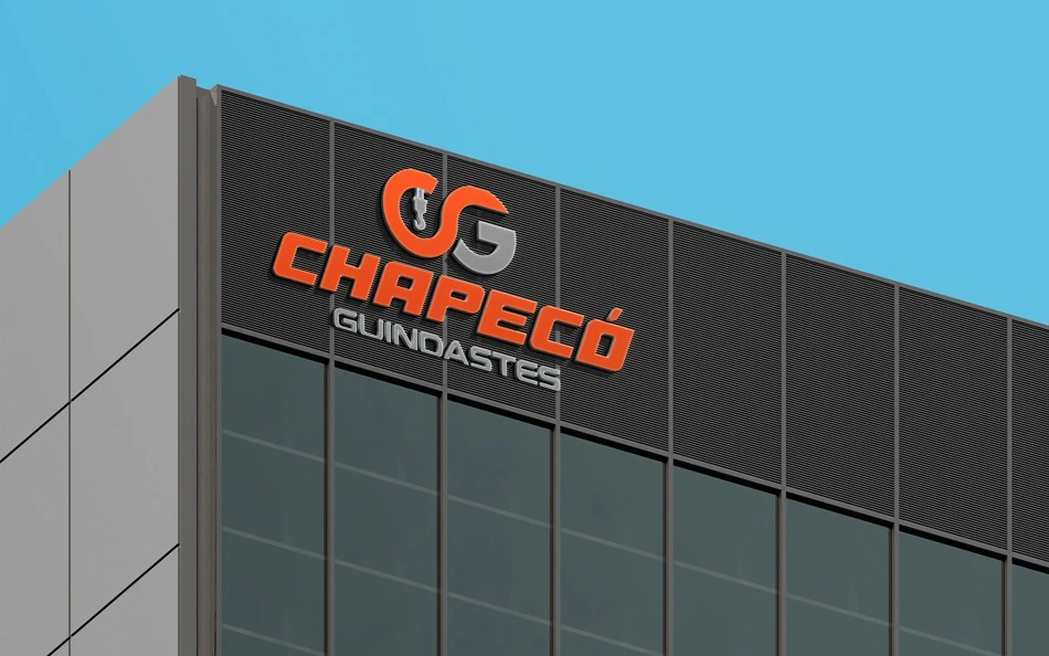 Logotipo da Chapecó Guindastes aplicado em fachada de prédio moderno - Criação de logo para serviços de guindastes.