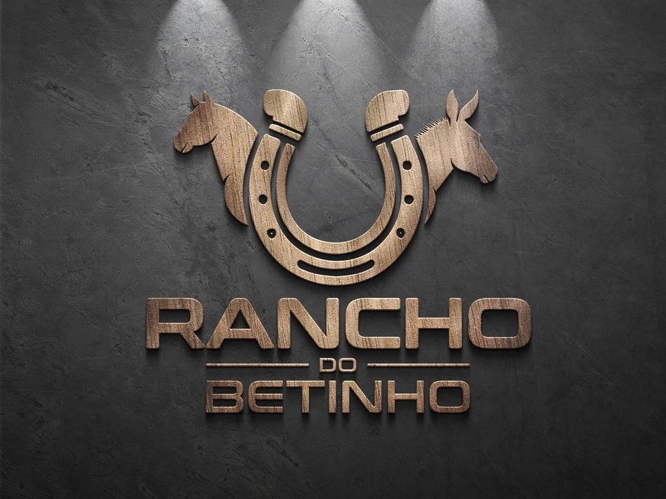 Logotipo Rancho do Betinho em textura de madeira 3D com silhuetas de cavalo e ferradura.