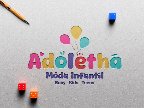 Logotipo colorido Adôlêthâ Moda Infantil em relevo sobre fundo texturizado cinza claro, ilustrando o serviço de criação de logo para varejo.