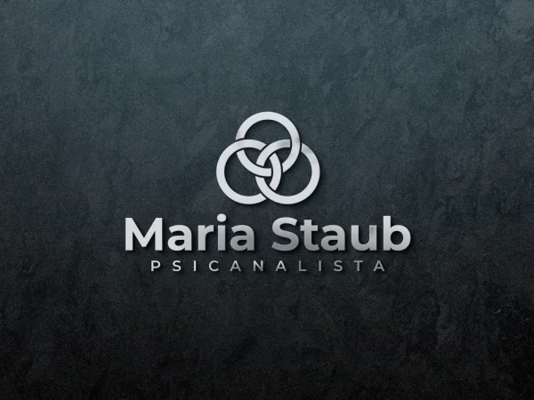 Logotipo em relevo prateado com anéis entrelaçados para a psicanalista Maria Staub sobre fundo escuro.