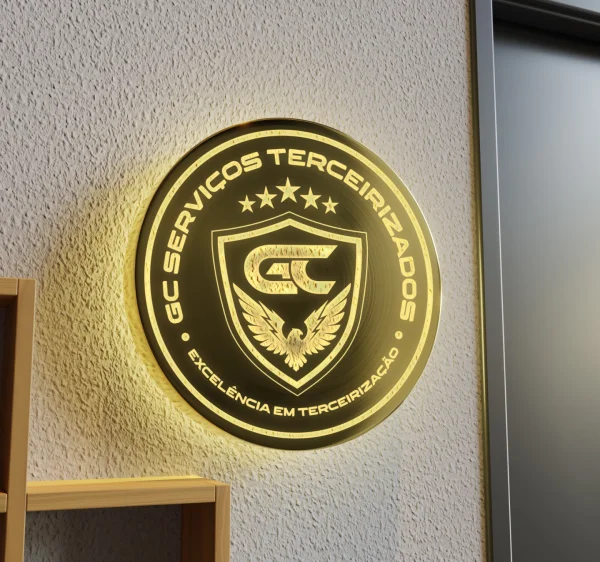 Logotipo em formato de brasão circular dourado da GC Serviços Terceirizados com escudo, águia e cinco estrelas para o segmento de segurança.