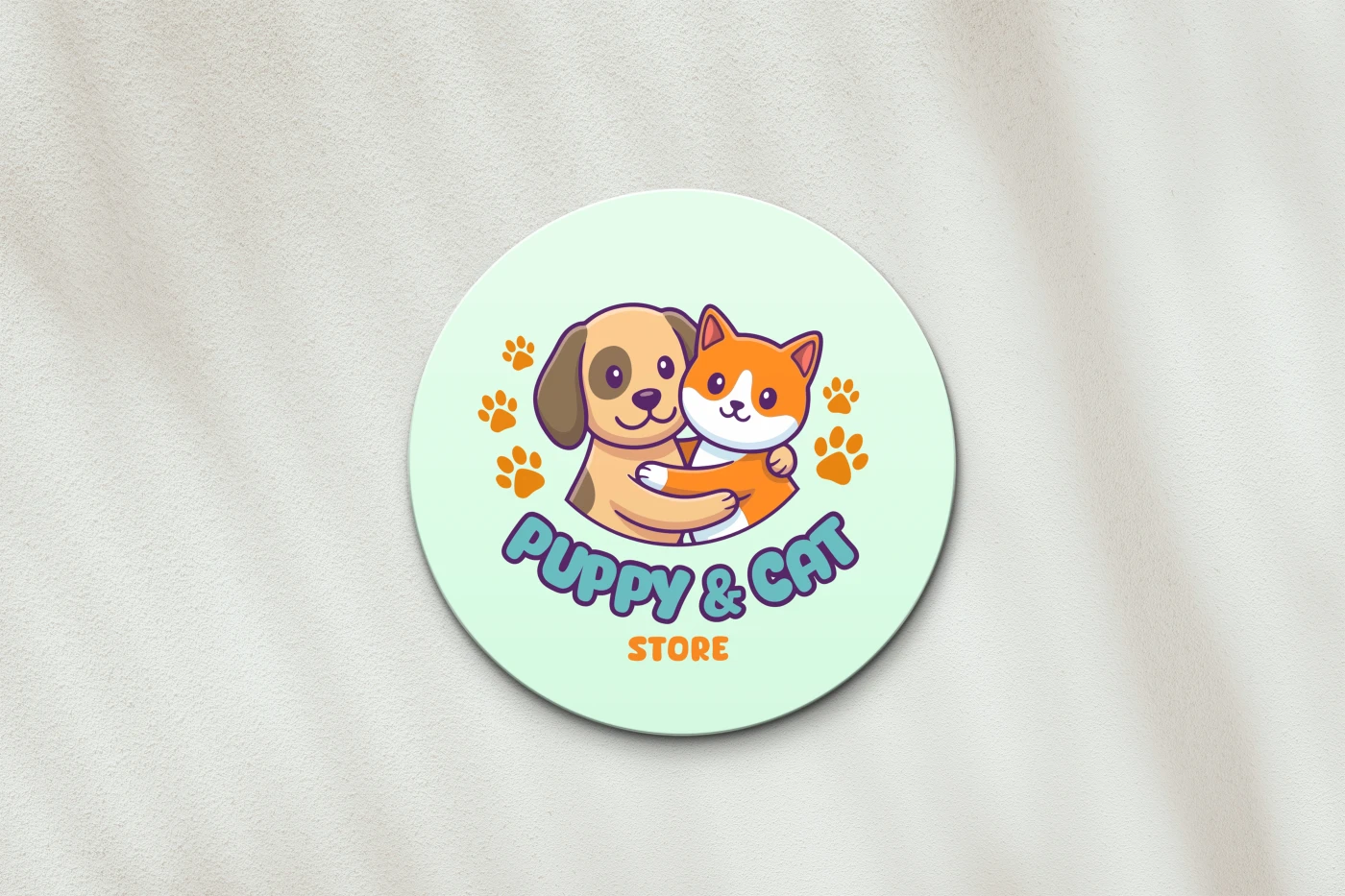 Logo circular da Puppy & Cat Store apresentando um cachorro e um gato se abraçando com patinhas ao redor - Design de Identidade Visual para Pet Shop.