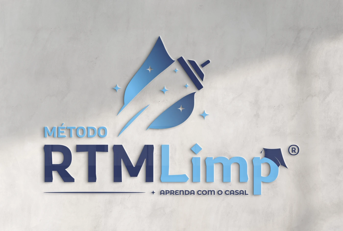 Logomarca do Método RTM Limp aplicada em mockup 3D sobre parede cinza, mostrando elementos de limpeza e chapéu de formatura.