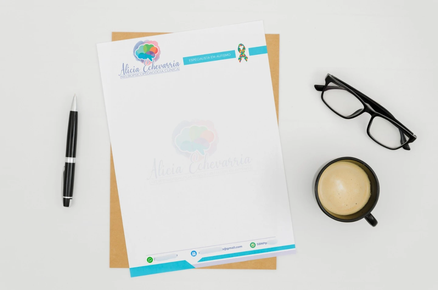Papel timbrado oficial de Alicia Echevarria com logotipo de neuropsicopedagogia, marca-d'água central e contatos no rodapé posicionado ao lado de óculos e café.