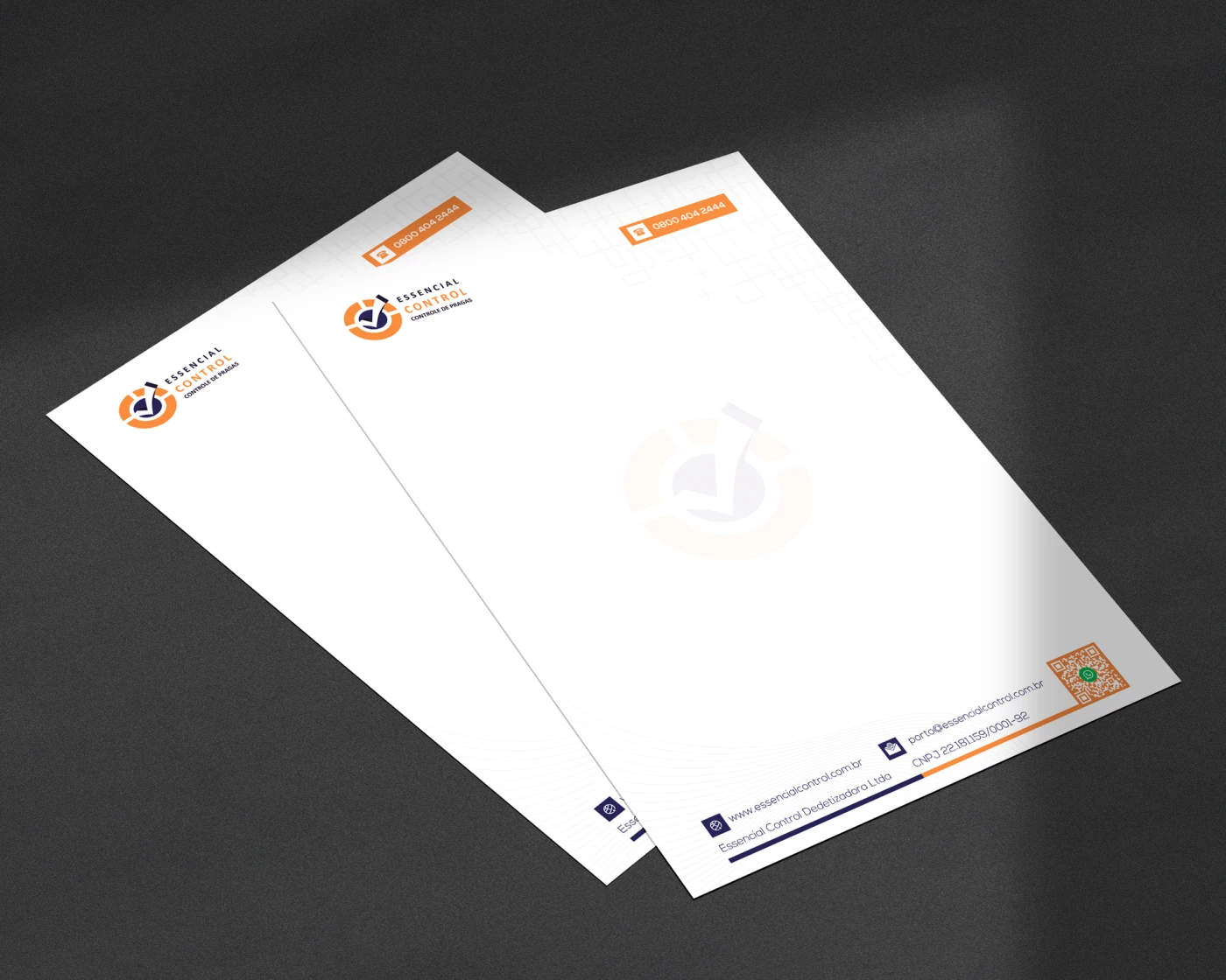Mockup de papel timbrado da empresa Essencial Control com cabeçalho e rodapé em tons de azul e laranja sobre fundo cinza.