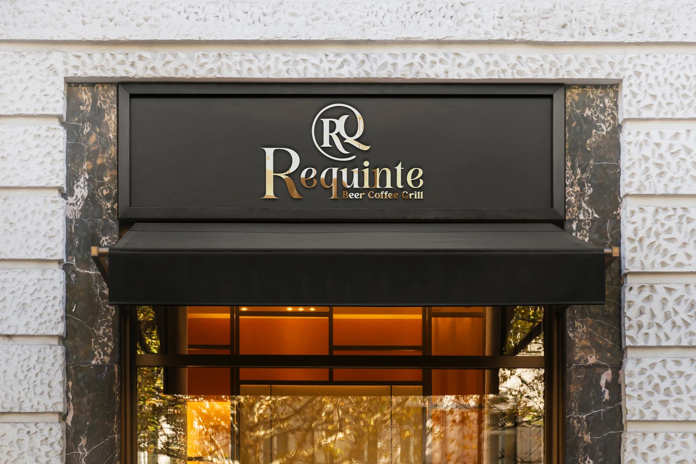 Logotipo dourado da Requinte Beer Coffee Grill aplicado em fachada preta elegante.