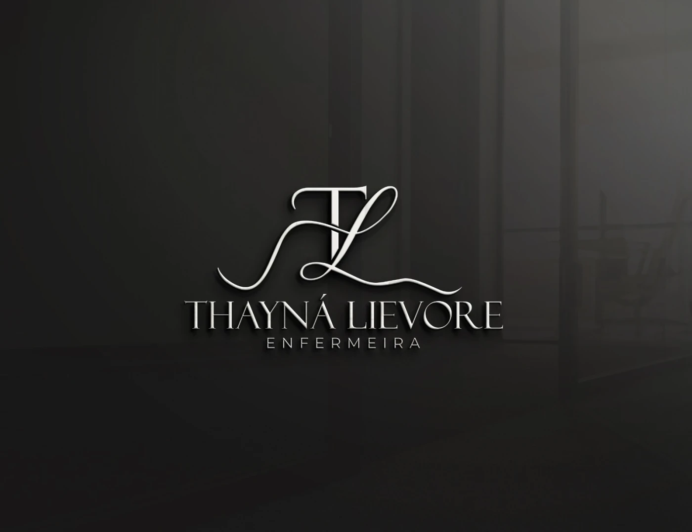Logotipo minimalista e elegante para a enfermeira Thayná Lievore com monograma TL em branco sobre fundo escuro.