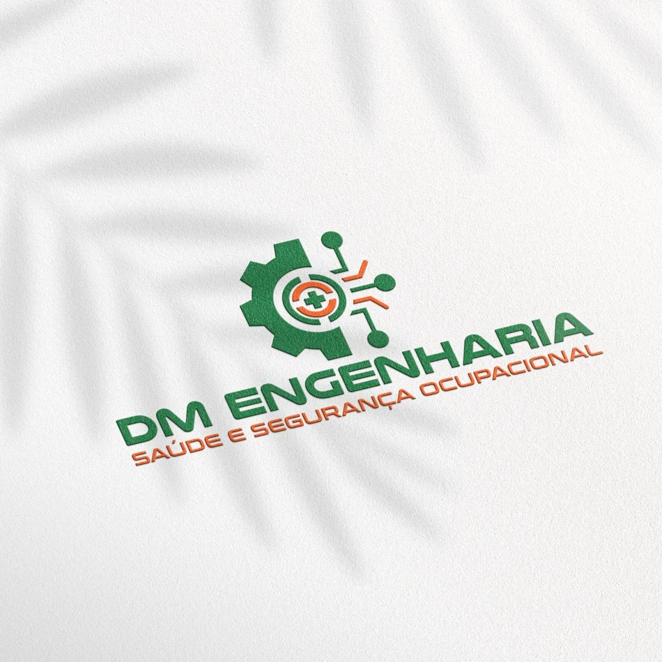 Logotipo da DM Engenharia em verde e laranja com ícone de engrenagem e cruz de saúde.