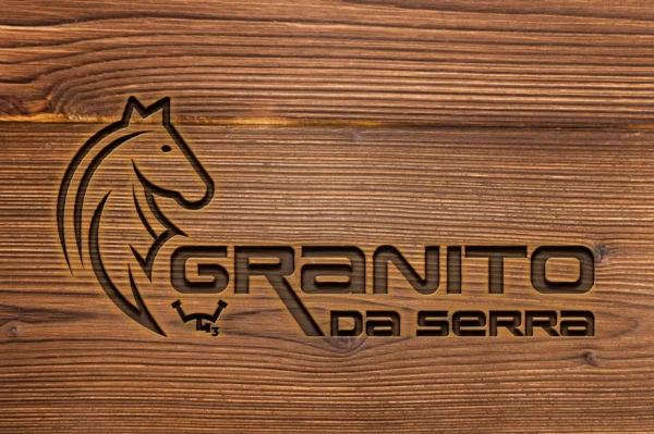 Logotipo do Haras Granito da Serra aplicado com efeito de baixo relevo em textura de madeira escura.