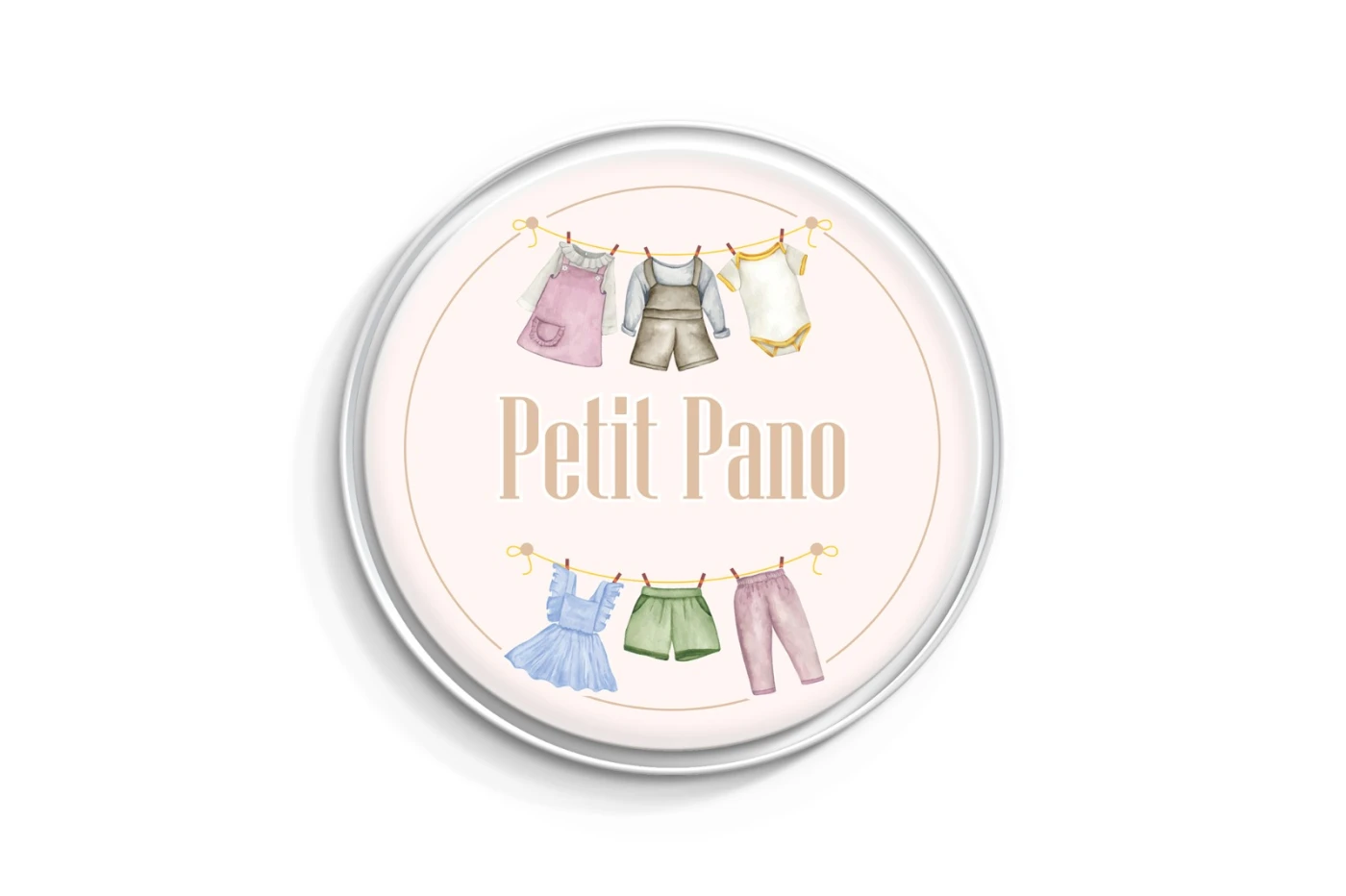 Logotipo circular da loja Petit Pano com ilustrações de roupas em varal estilo aquarela.