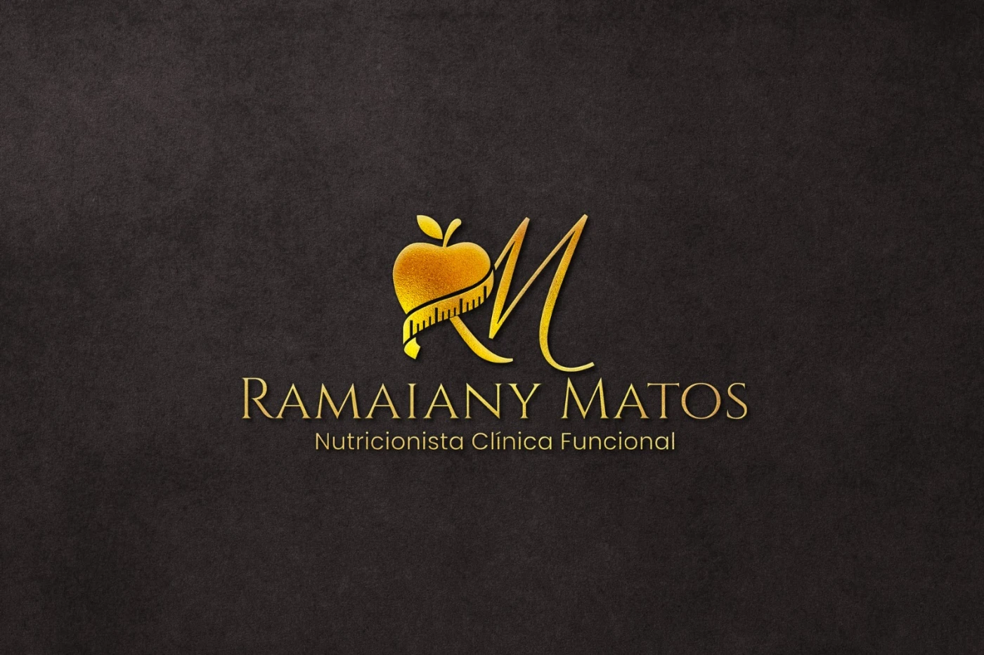 Logomarca dourada para nutricionista clínica Ramaiany Matos sobre fundo escuro.