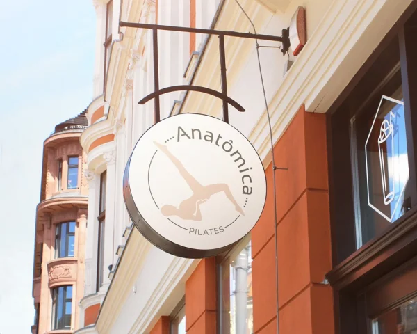 Fachada de estúdio de Pilates exibindo logo circular da Anatômica Pilates com silhueta humana.