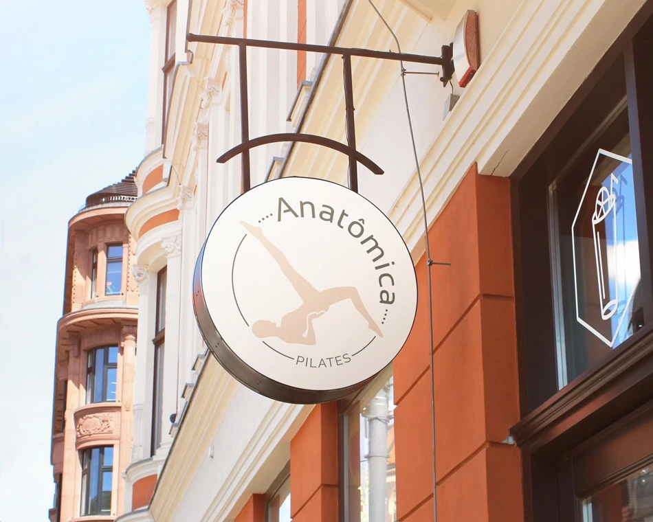 Fachada de estúdio de Pilates exibindo logo circular da Anatômica Pilates com silhueta humana.
