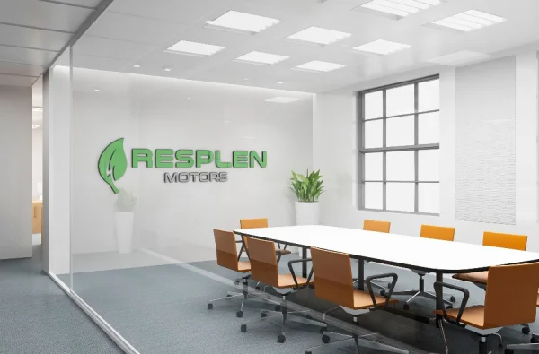 Logotipo da Resplen Motors aplicado em parede de escritório moderno representando criação de logo para varejo.