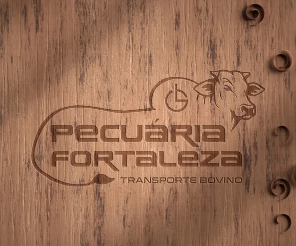 Logotipo Pecuária Fortaleza aplicado com efeito de baixo relevo em madeira, destacando o design para transporte bovino.