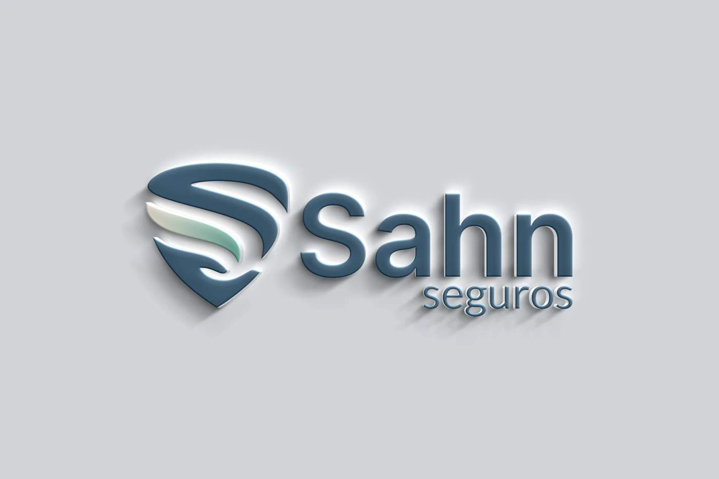 Logotipo Sahn Seguros — símbolo de escudo estilizado em azul-petróleo com letra S fluida e tipografia moderna para corretora de seguros