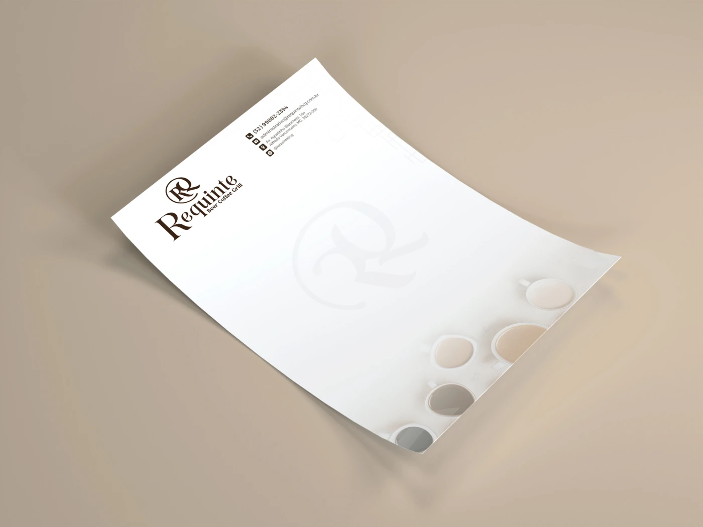 Mockup de papel timbrado profissional para a cafeteria Requinte com elementos visuais de xícaras de café.