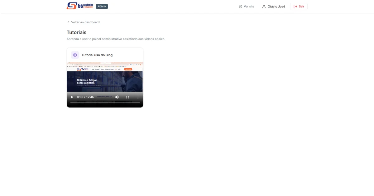 Página de suporte do painel administrativo com vídeo incorporado intitulado Tutorial de Uso do Blog, permitindo que o cliente aprenda a operar a plataforma de forma autônoma.