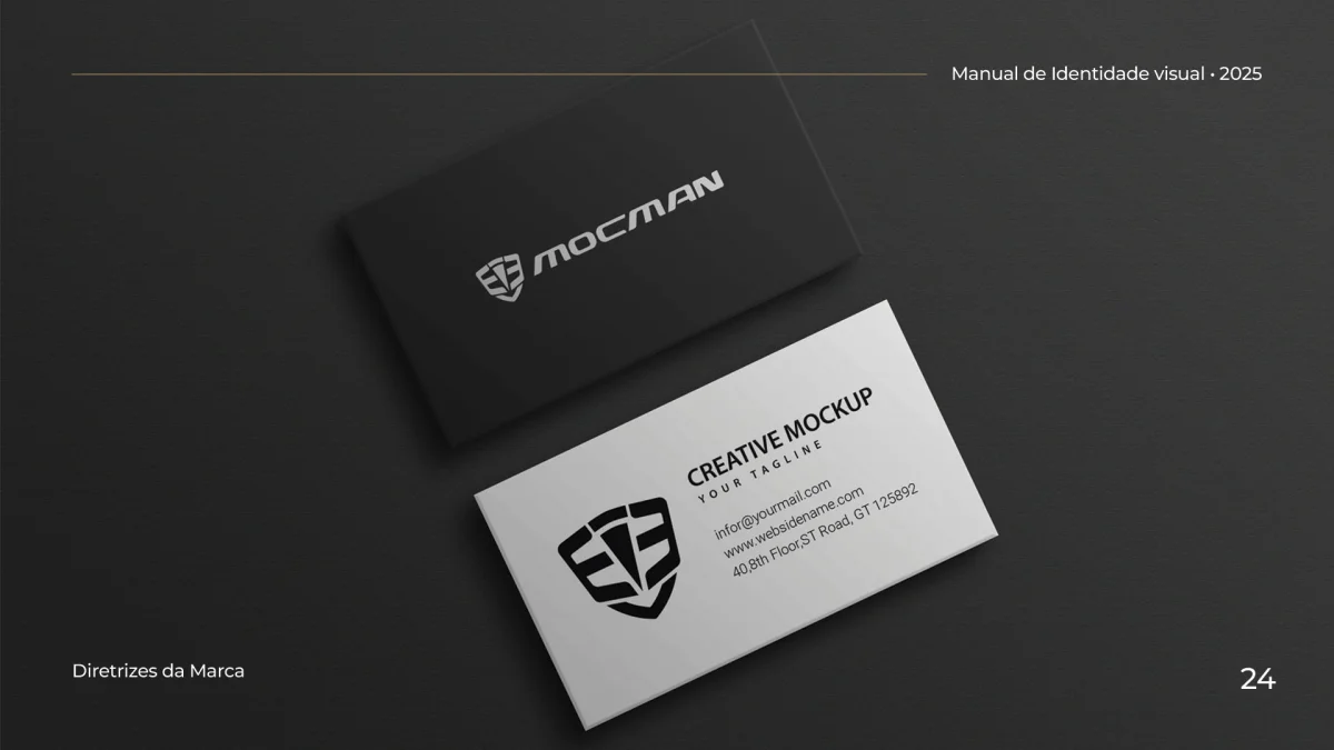 Simulação fotorrealista do logotipo e identidade visual MOCMAN aplicados em cartões de visita e papel timbrado corporativo.